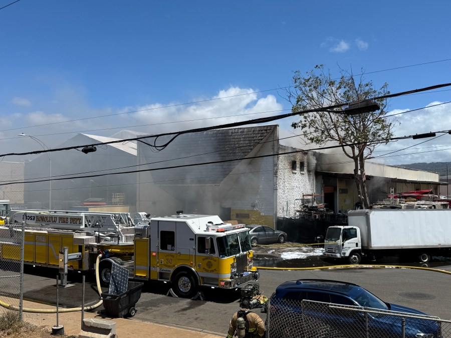 Māpunapuna 3-alarm fire alerts community: PHOTOS