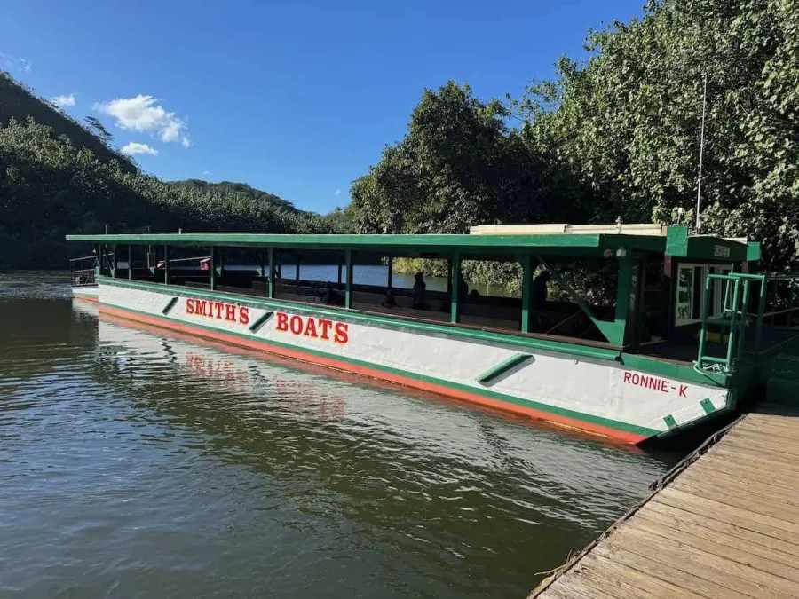 Boat sinks in Wailua, 80 gallons of oil spilled
