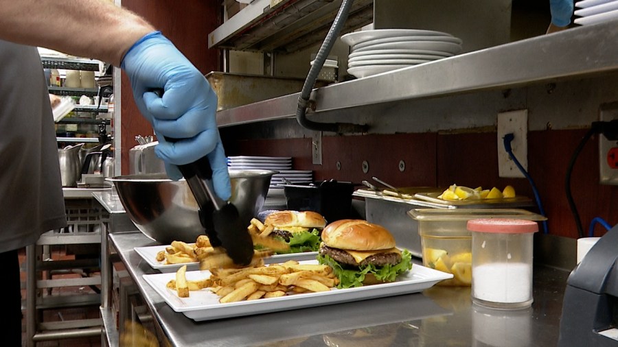 Hawaii restaurants struggling as 2026 minimum wage hike approaches