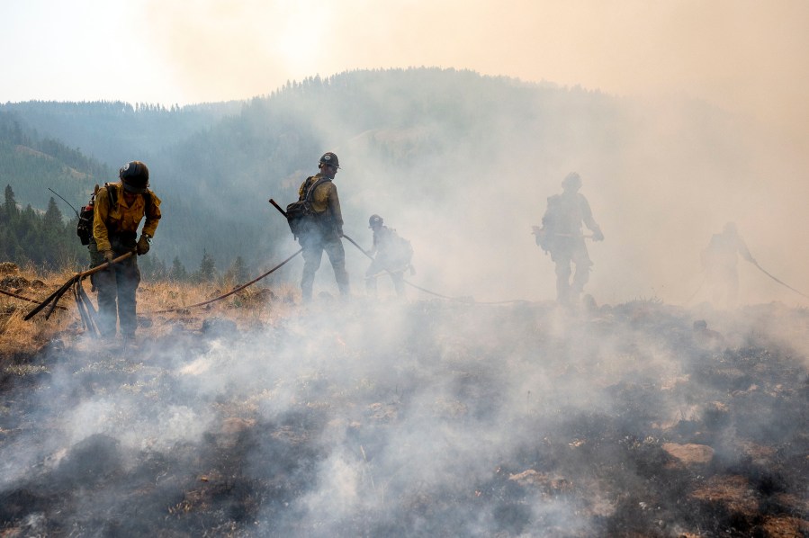 HFD battles brush fire on a mountain in Waianae