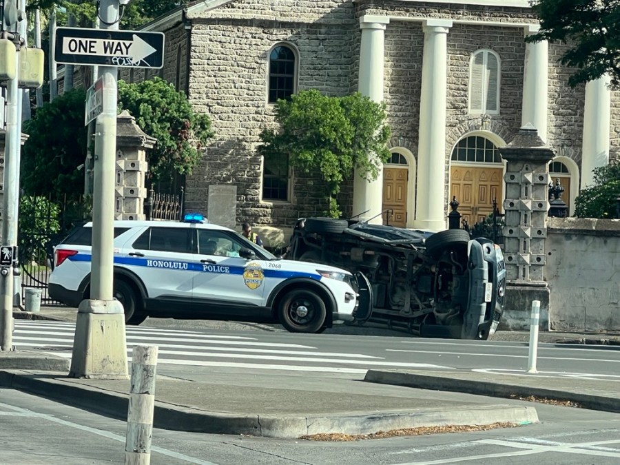 Multiple injuries in car crash near Honolulu Hale