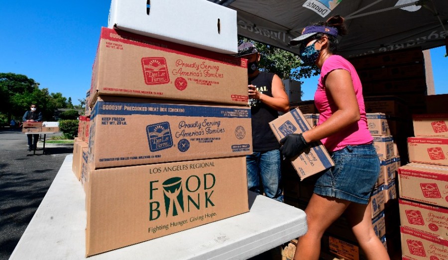 Government shutdown pushes federal workers to food banks as SNAP benefits near end