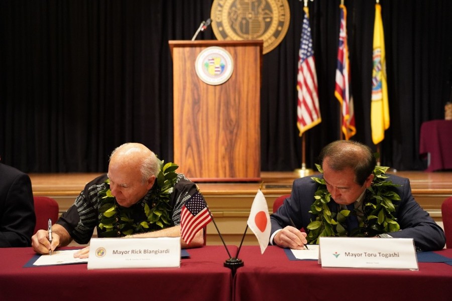 Mayors of Honolulu and Shonai sign historic friendship agreement