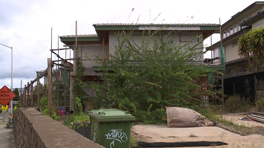 Years of blight: Crumbling Waialae Ave home sparks safety fears