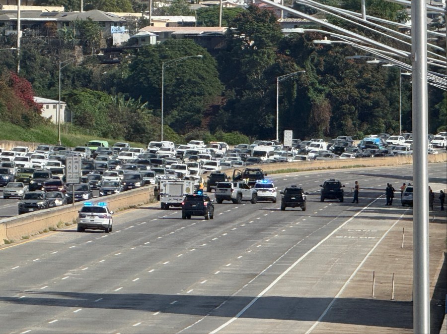 1 dead, 6 injured in multi-vehicle H-1 Freeway crash; traffic being diverted